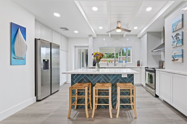 冷蔵庫、電子レンジ、オーブン、コンロ