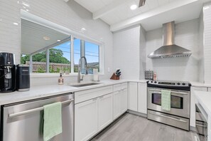 冷蔵庫、電子レンジ、オーブン、コンロ