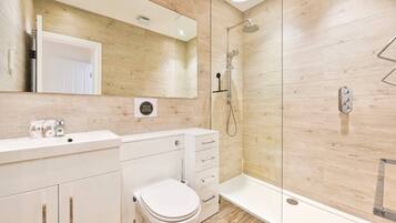 Dusj, hårføner og håndklær