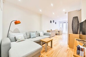 TV - GuestReady - Contemporary home in Chiswick (London)
