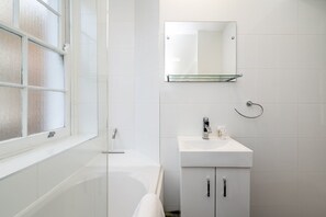 Shower, hair dryer - GuestReady - Lovely stay in the heart of London (London)