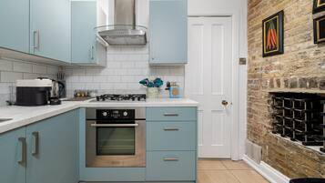 Kjøleskap, mikrobølgeovn, ovn og oppvaskmaskin