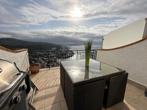 Outdoor spa tub - Spectacular sea view studio apartment on Av-64 (Roses)