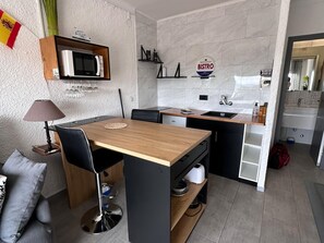 Fridge, microwave, coffee/tea maker, toaster - Spectacular sea view studio apartment on Av-64 (Roses)