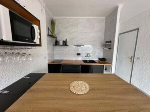 Fridge, microwave, coffee/tea maker, toaster - Spectacular sea view studio apartment on Av-64 (Roses)