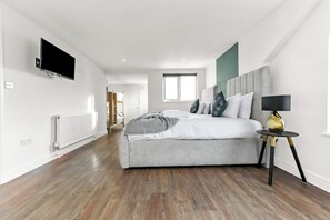 4 bedrooms, iron/ironing board, free WiFi, bed sheets - Modern, Clean, Stylish & Totally Hassle-Free! (Enfield)