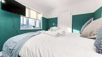 4 bedrooms, iron/ironing board, free WiFi, bed sheets