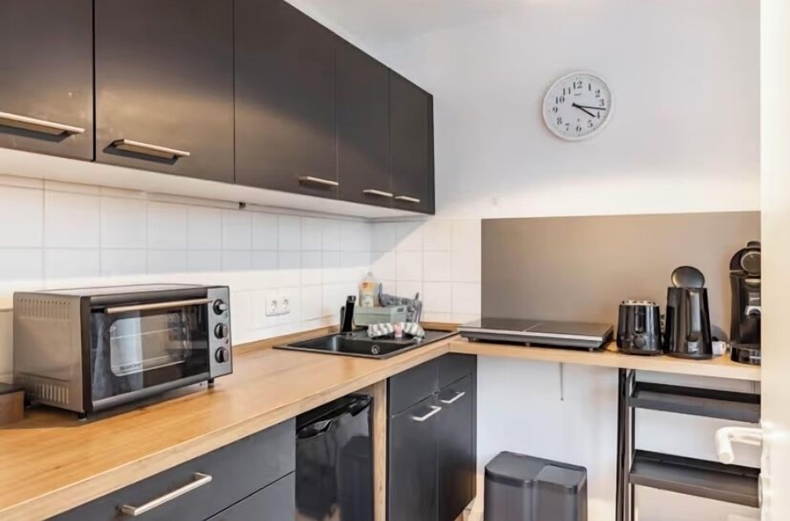 Réfrigérateur, four, plaque de cuisson, cafetière/bouilloire