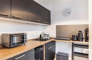 Refrigerador, horno, parrilla de estufa y cafetera y tetera 