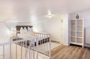 1 bedroom, desk, iron/ironing board, free WiFi - Near Airport BER/ Maisonette Schönefeld for max. 5 persons/3 beds (Schönefeld)