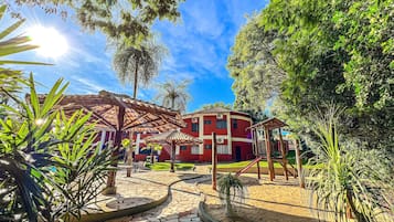 3 piscinas externas, funciona das 10h às 22h, guarda-sóis