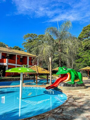 3 outdoor pools, open 10:00 AM to 10:00 PM, pool umbrellas - Pousada Porto do Sol (Porto Rico)