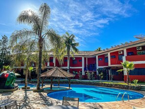 3 outdoor pools, open 10:00 AM to 10:00 PM, pool umbrellas - Pousada Porto do Sol (Porto Rico)