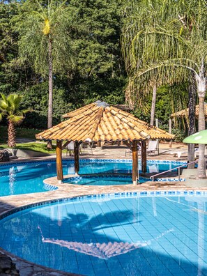 3 AuĂenpools, geöffnet von 10:00 Uhr bis 22:00 Uhr, Sonnenschirme