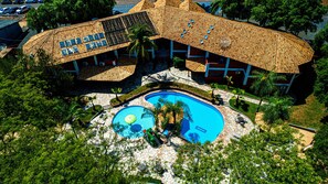 3 outdoor pools, open 10:00 AM to 10:00 PM, pool umbrellas, sun loungers - Pousada Porto do Sol (Porto Rico)