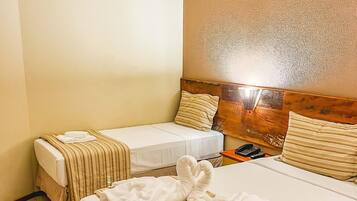 Quarto casal ou duplo superior | Cofres nos quartos, escrivaninha, cortinas blackout, Wi-Fi de cortesia