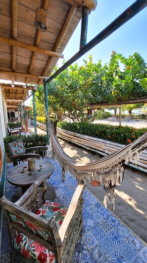 Outdoor dining - Tayrona Cabana at Chévere Beach: Ocean Views and Tropical Serenity (Puebloviejo)