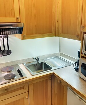 Micro-ondes, four, cafetière/bouilloire