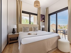 Leilighet, 2 soverom, balkong, byutsikt | 3 soverom