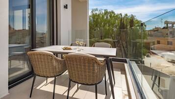 Appartement, 2 slaapkamers, balkon, uitzicht op de stad | Balkon