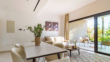 Apartamento, 2 quartos, sacada, vista para a cidade | Sala de estar