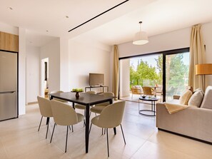 Apartamento, 2 quartos, sacada, vista para a cidade | Sala de jantar