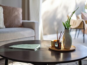 Departamento, 2 habitaciones, balcón, vista a la ciudad | Sala de estar