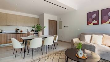 Apartment, 2 Bedrooms, Balcony, City View | Dining room