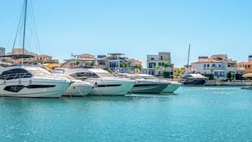 Apartamento, 2 habitaciones, balcón, vistas a la ciudad | Puerto deportivo