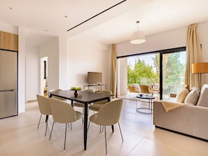 Apartment, 2 Bedrooms, Balcony, City View | Dining room