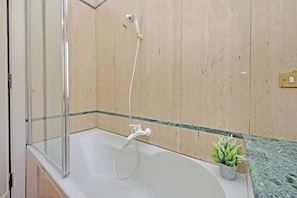 Douche, sĂšche-cheveux, bidet, serviettes fournies