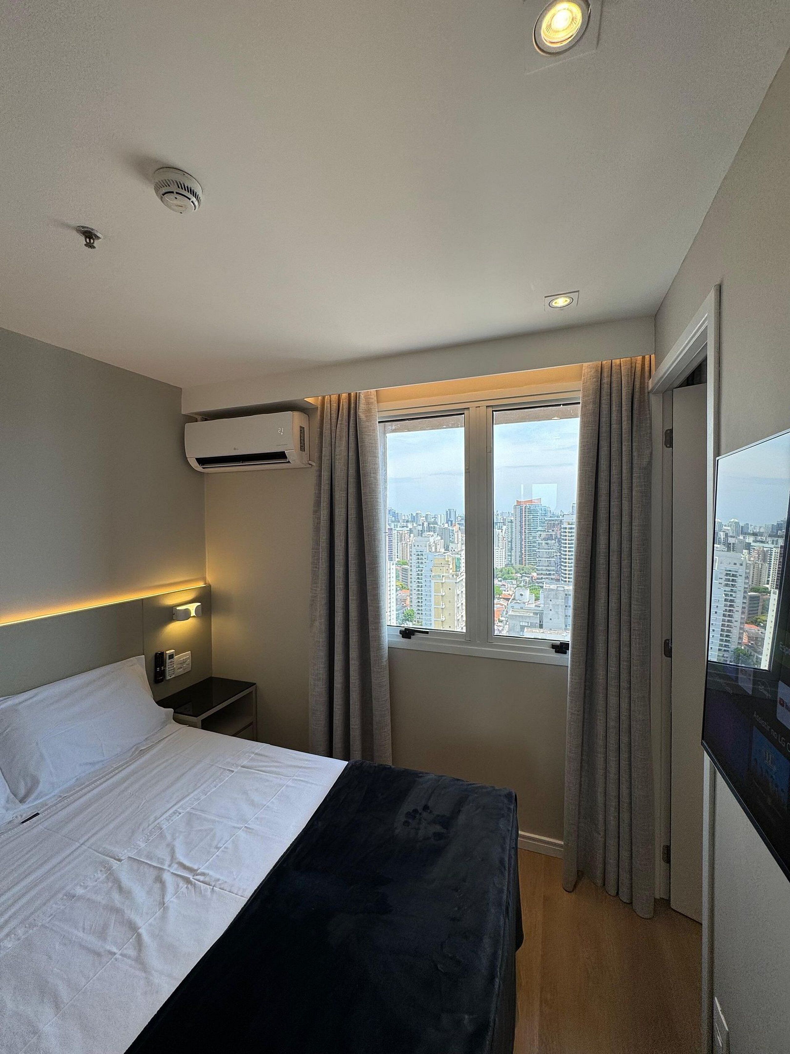 Apartamento | Cortinas blackout, ferros/tábuas de passar roupa, Wi-Fi de cortesia