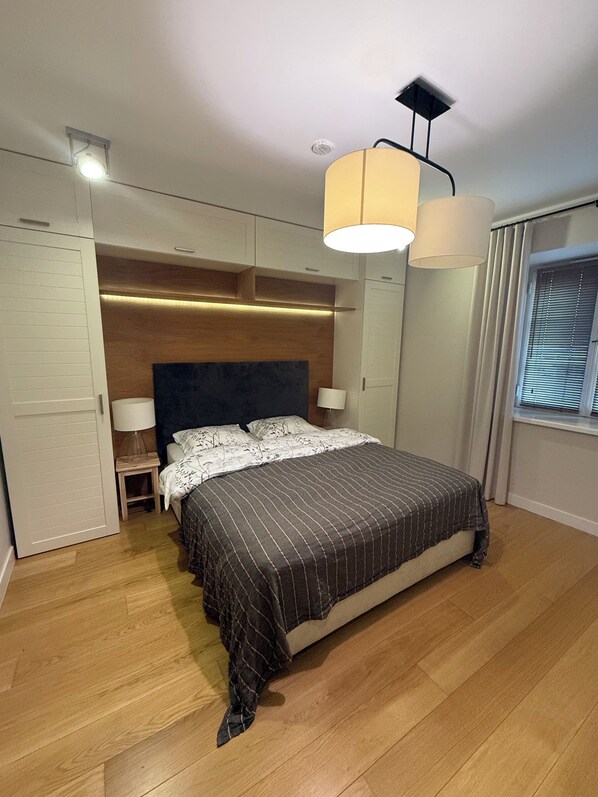 1 chambre, fer et planche à repasser, lit de bébé portatif