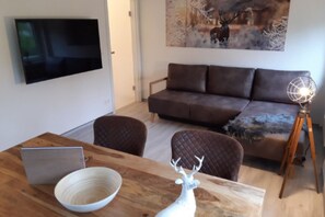 Condo, ban công, quang cảnh núi | Khu phòng khách | TV màn hình phẳng