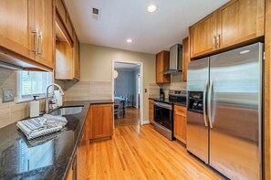 Mikrovågsugn, ugn, spishäll och diskmaskin