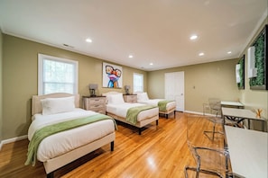4 bedrooms, iron/ironing board, WiFi, bed sheets