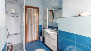 A bathroom with a shower, a sink, and a mirror. - Le bouganville, 3 bedrooms Apt, city center and parking place (Desenzano del Garda)