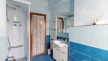 Dusche, Haartrockner, Bidet, HandtĂŒcher