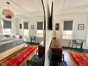 1 室のベッドルーム、デスク、アイロン / アイロン台、WiFi (無料)