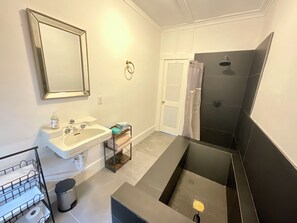 ヘアドライヤー、ビデ、タオル、石鹸