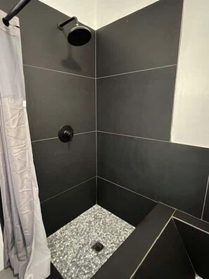 Shower, hair dryer, shampoo - Cozy Escape: Easy World Cup Access, Walk to Restos (Houston)
