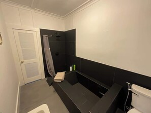 Shower, hair dryer, shampoo - Cozy Escape: Easy World Cup Access, Walk to Restos (Houston)