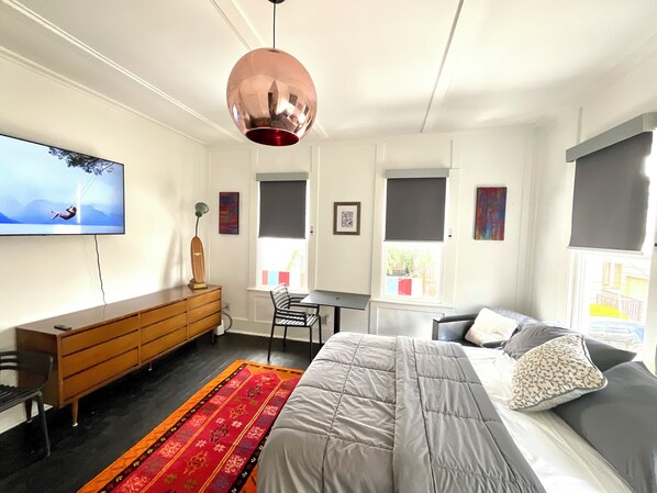 1 室のベッドルーム、デスク、アイロン / アイロン台、WiFi (無料)