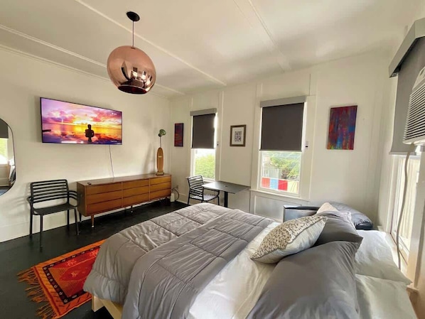 Iron/ironing board, free WiFi, bed sheets