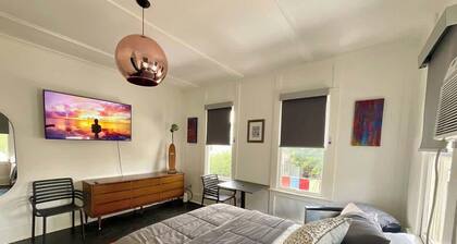 Walkable Montrose 1BR | World Cup & Fan Fest Stay