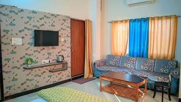 Premium Room | Desk, laptop workspace, blackout drapes, soundproofing