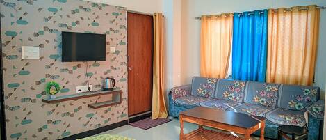 Premium Room | Desk, laptop workspace, blackout curtains, soundproofing