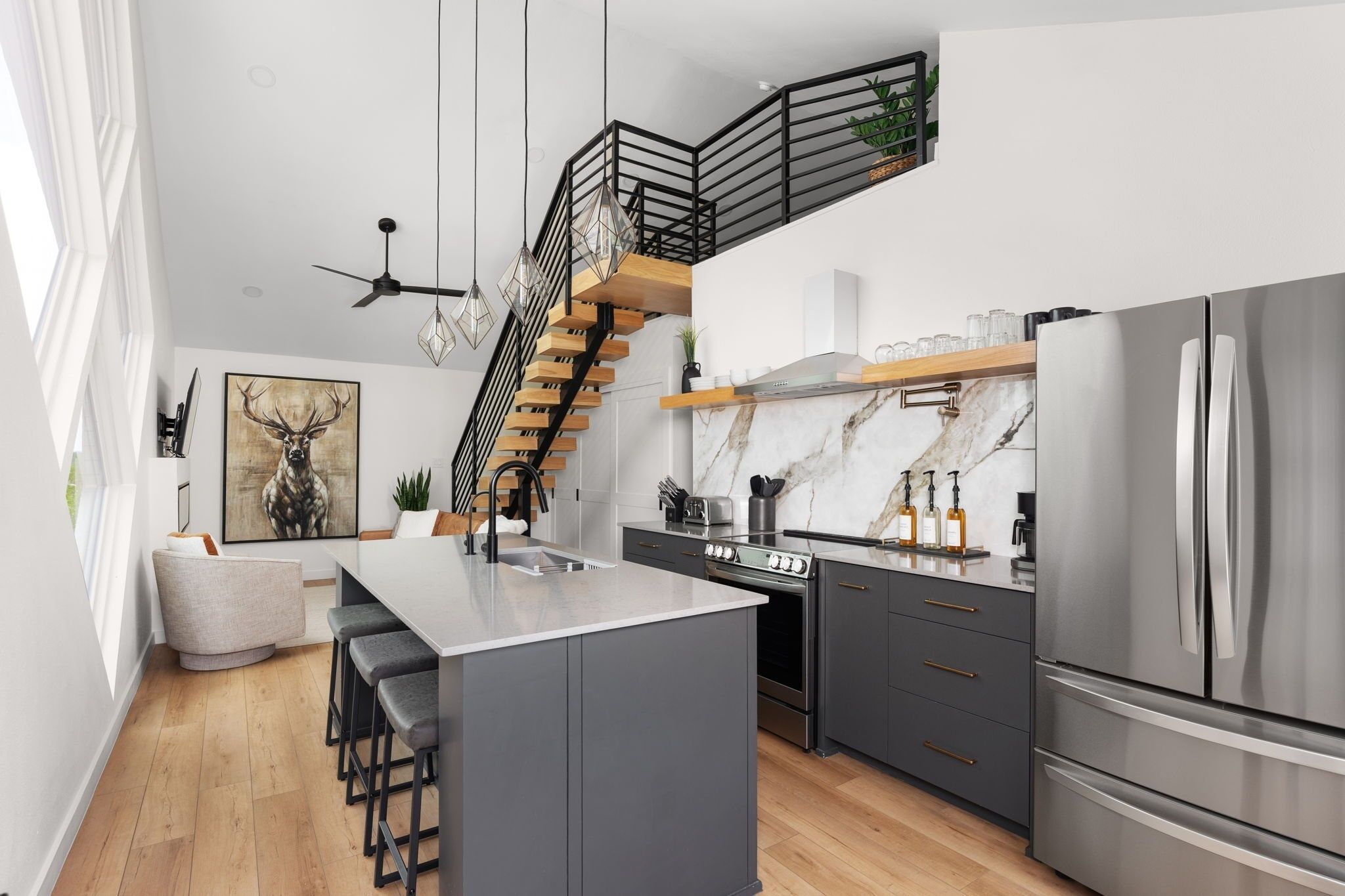 Jääkaappi, mikroaaltouuni, uuni, liesi