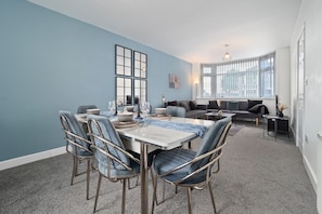 Dining - Short/Long Stay 3-bed Cov Centre Modern & Spacious (Coventry)