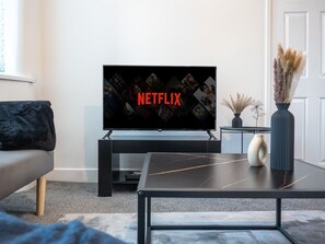 Living area - Modern & Spacious 0.6 Miles to Centre & Station (Coventry)